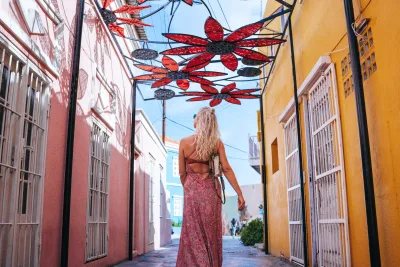 Buntes karibisches Street-Art-Wandbild in Willemstad, Curaçao