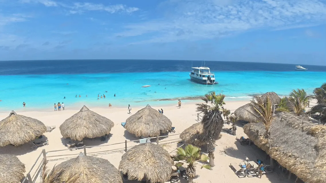 White sand and turquoise water on Klein Curaçao