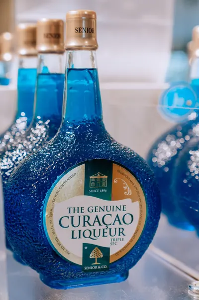 Nahaufnahme einer Blue-Curaçao-Likörflasche im Sonnenlicht